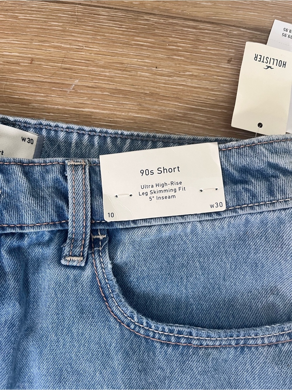 Hollister Women's 90s shorts ultra high rise 5” Light Wash Frayed Denim Short - Picture 2 of 4